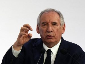 حكومة فرنسا تواجه خطر الانهيار الشهر المقبل