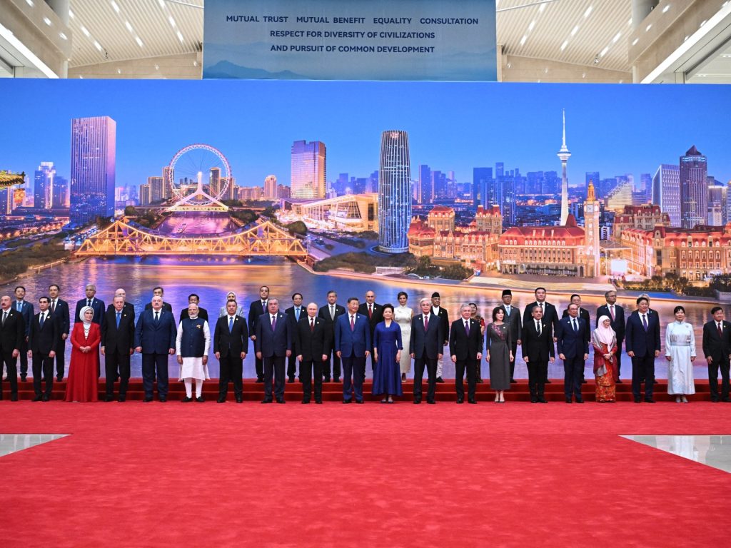 الصين تستعرض نفوذها الدبلوماسي وقوتها العسكرية على هامش قمّة منظمة شنغهاي