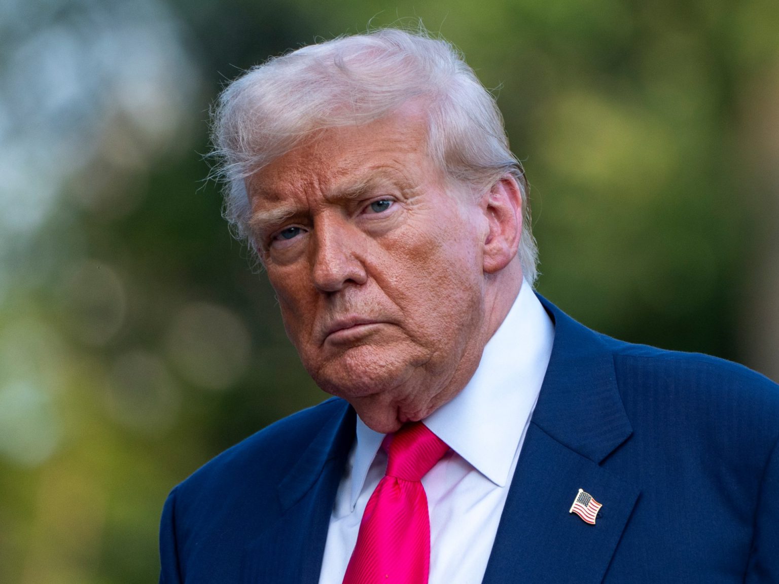 ترامب يهدد باستدعاء الحرس الوطني لضبط الأمن في واشنطن