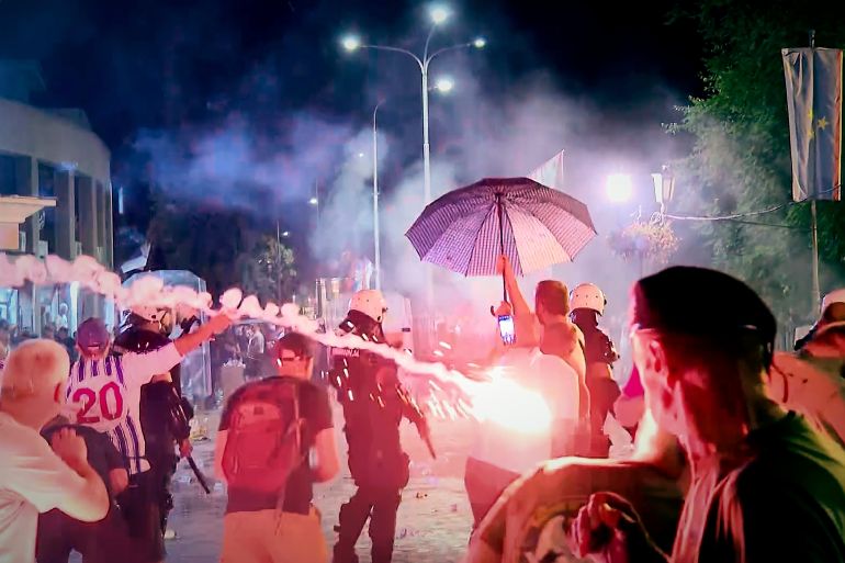 Esta imagen, tomada de un video, muestra fuegos artificiales arrojados por el aire durante disturbios entre partidarios y opositores del gobierno en una protesta en Vrbas, Serbia, el 12 de agosto de 2025. (N1 Serbia via AP)