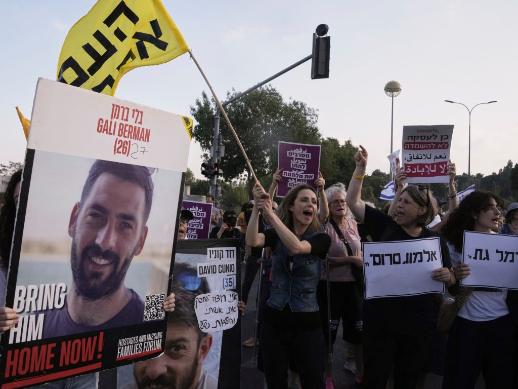 آلاف المتظاهرين يطالبون بصفقة لإعادة الأسرى ويغلقون شوارع في إسرائيل