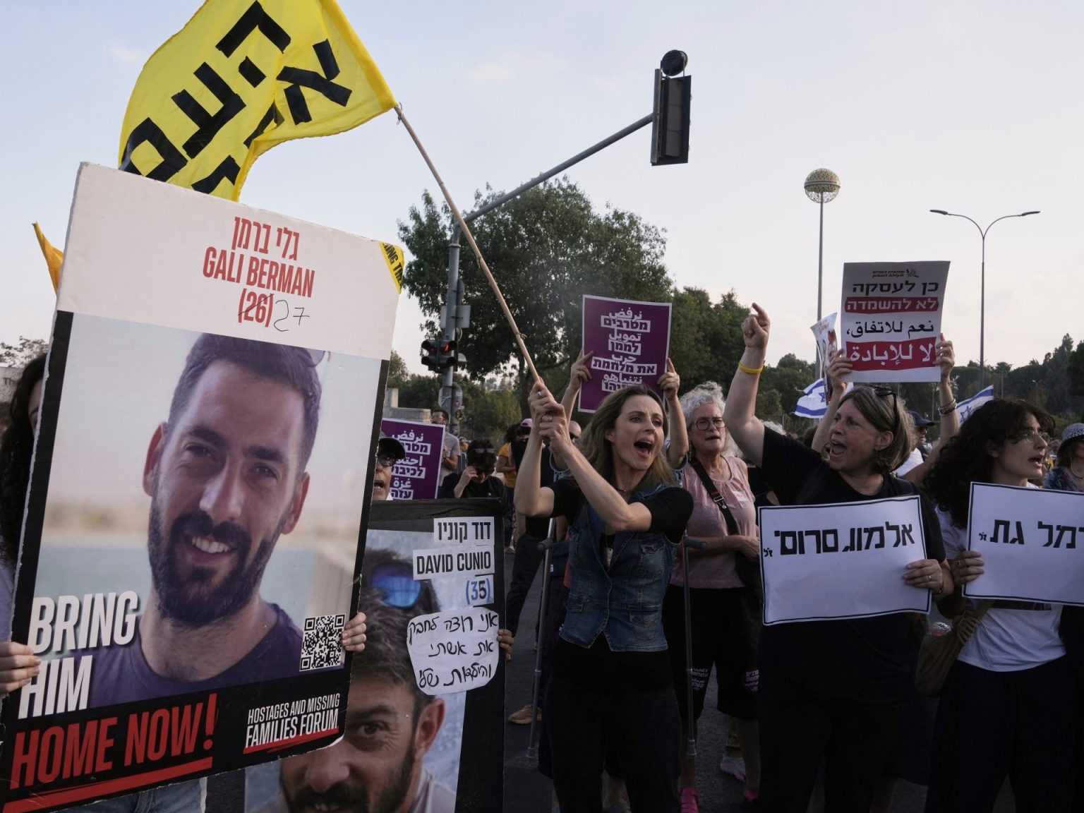 آلاف المتظاهرين يطالبون بصفقة لإعادة الأسرى ويغلقون شوارع في إسرائيل