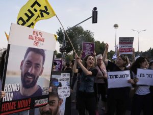 آلاف المتظاهرين يطالبون بصفقة لإعادة الأسرى ويغلقون شوارع في إسرائيل