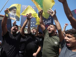 احتجاجات الأهالي تدفع الموفد الأميركي لاختصار جولته في جنوب لبنان