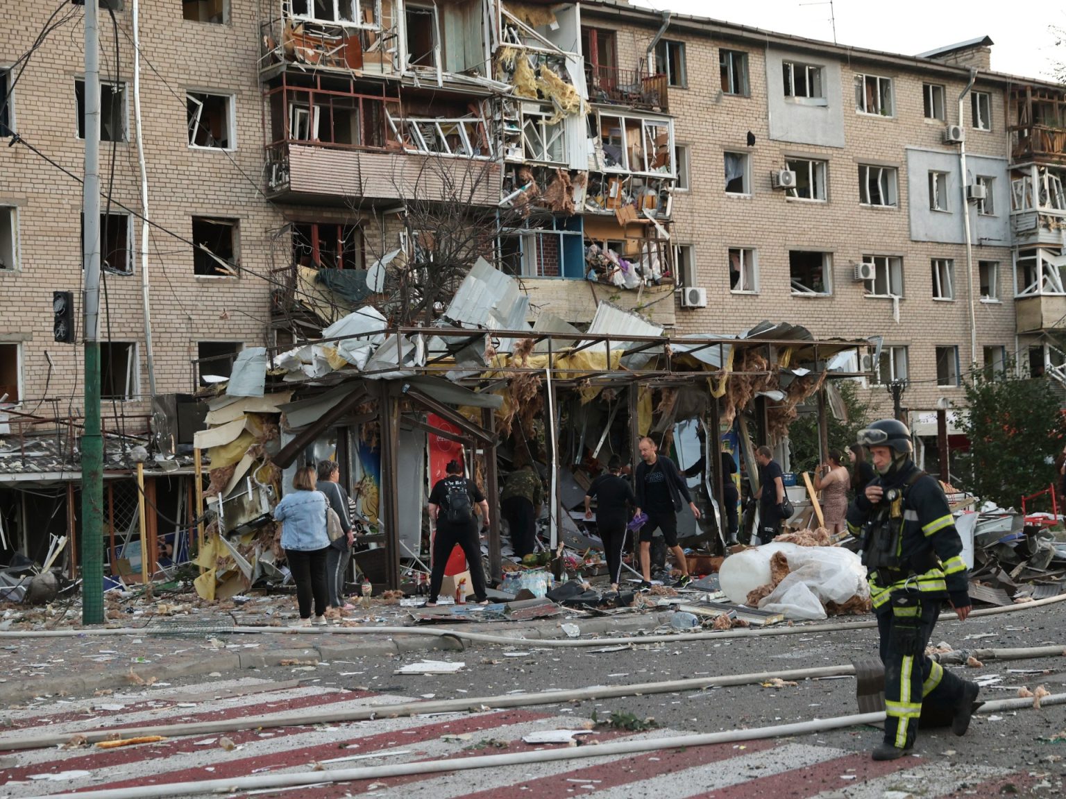 أوكرانيا تُسقط 100 مسيّرة والكرملين يتهم الأوروبيين بعرقلة جهود السلام