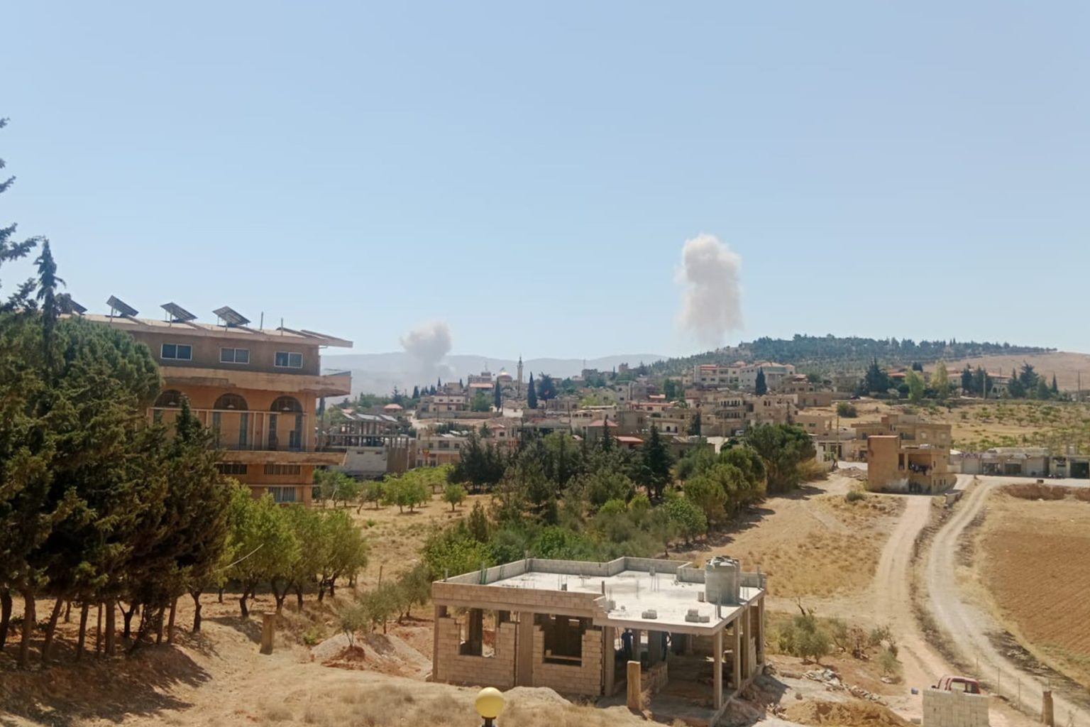 إسرائيل تنفذ تفجيرا بالخيام وطيرانها يكثف تحليقه بالبقاع اللبناني