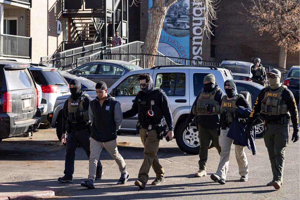 قاضية أميركية توقف مؤقتا عمليات لترحيل مهاجرين