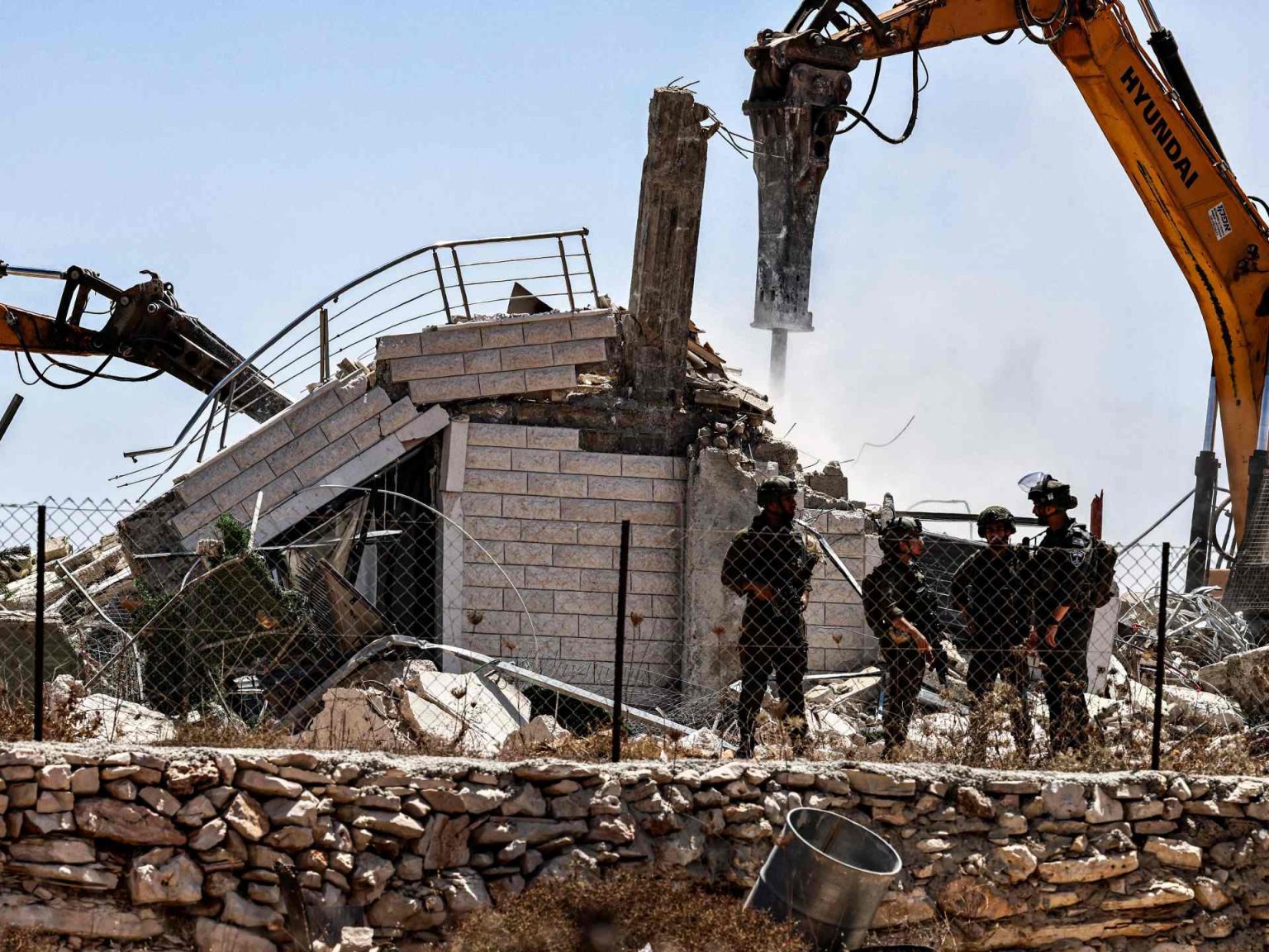 الاحتلال يهدم بناية في بيت لحم ويعتقل 12 فلسطينيا من الخليل