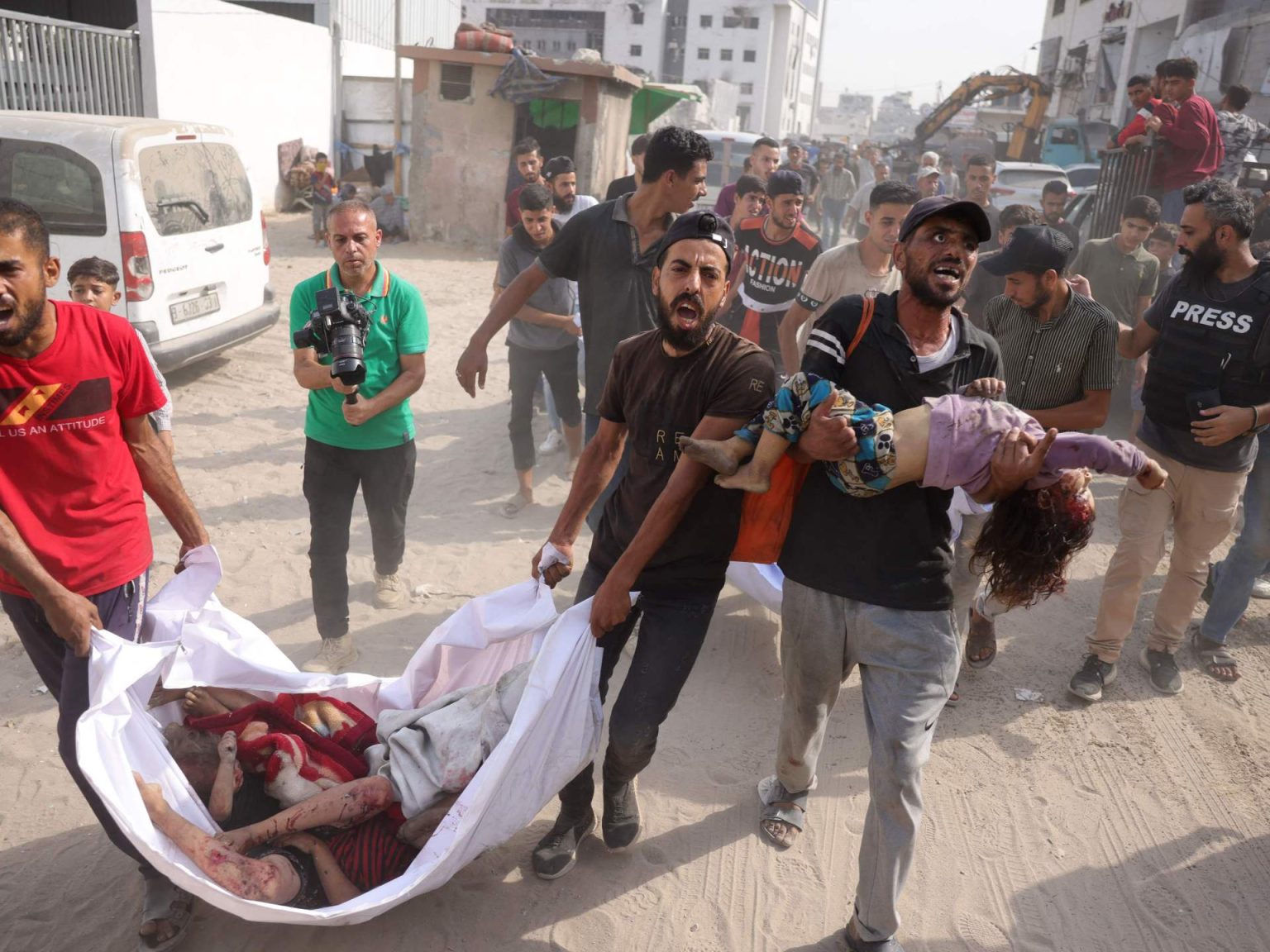 8 شهداء من عائلة واحدة بغزة وإصابة جندي إسرائيلي شمال القطاع