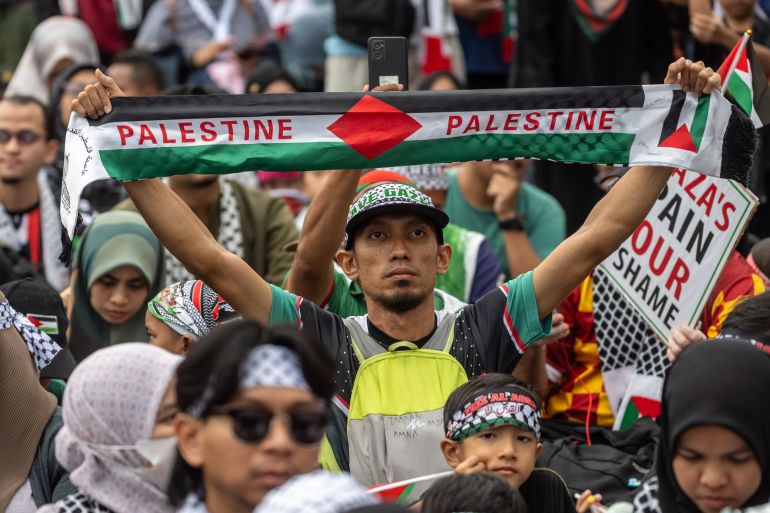 epa12290797 People take part in a rally titled 'Malaysia Stands For Gaza' in Kuala Lumpur, Malaysia, 09 August 2025. More than a thousand people joined the peaceful demonstration to raise awareness of the situation of the Palestinian people. EPA/NAZIR SUFARI