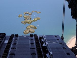 بالصور.. رحلة مساعدات غزة من الإعداد إلى الإسقاط الجوي وما بعده