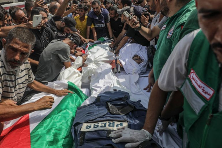 epa12293514 Palestinians attend the funeral of journalists killed in an Israeli strike, outside Al-Shifa Hospital in Gaza City, 11 August 2025. At least seven people, including five Al Jazeera media team members Anas Al-Sharif, Mohammed Qreiqeh, Ibrahim Zaher, Moamen Aliwa and Mohammed Noufal, were killed in an Israeli strike on their tent outside Gaza's Al-Shifa Hospital late 10 August 2025. The Israel Defense Forces (IDF) claimed direct responsibility for the attack. EPA/MOHAMMED SABER