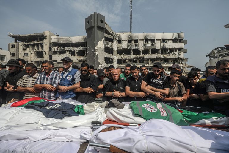 epa12293461 Palestinians attend the funeral of journalists killed in an Israeli strike, outside Al-Shifa Hospital in Gaza City, 11 August 2025. At least seven people, including five Al Jazeera media team members Anas Al-Sharif, Mohammed Qreiqeh, Ibrahim Zaher, Moamen Aliwa and Mohammed Noufal, were killed in an Israeli strike on their tent outside Gaza's Al-Shifa Hospital late 10 August 2025. The Israel Defense Forces (IDF) claimed direct responsibility for the attack. EPA/MOHAMMED SABER