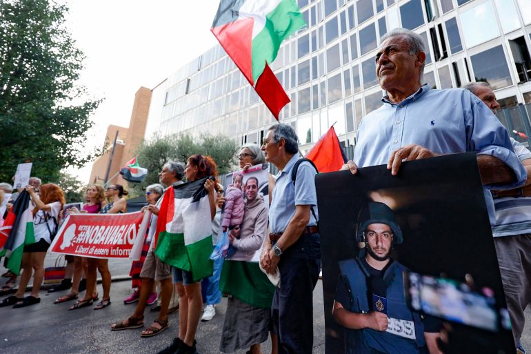 epa12294099 People carry Palestinian flags and banners during a protest held after the death of five Al Jazeera journalists in Gaza, outside one of the offices of Italian public television broadcaster RAI, calling on Italian journalists to stop Israel and demand access for international media to Gaza, in Rome, Italy, 11 August 2025. At least seven people, including five Al Jazeera media team members Anas Al-Sharif, Mohammed Qreiqeh, Ibrahim Zaher, Moamen Aliwa and Mohammed Noufal, were killed in an Israeli strike on their tent outside Gaza's Al-Shifa Hospital late 10 August 2025. The Israel Defense Forces (IDF) claimed direct responsibility for the attack. EPA/FABIO FRUSTACI