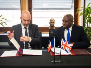 الترويكا الأوروبية ترفع سيف العقوبات على إيران وتفتح بابا للحل الدبلوماسي