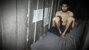 “يأكلون مما نأكل”.. القسام تبث مشاهد أسير إسرائيلي بجسد هزيل | أخبار