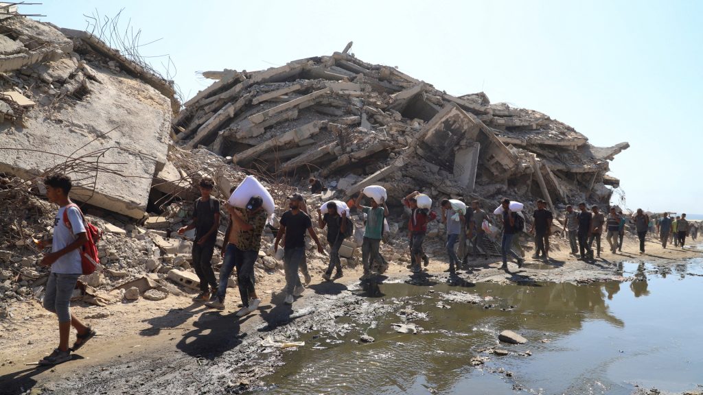 صحف عالمية: البحث عن طعام قاتل كما الجوع بغزة ومفتاح الحل مع ترامب