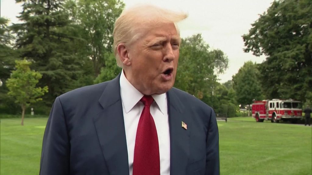 تراشق ميدفيديف وترامب يحظى باهتمام مغردين عرب.. كيف علقوا؟