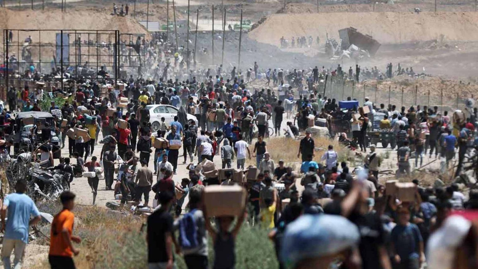 56 شهيدا بغزة منذ فجر اليوم نصفهم من طالبي المساعدات