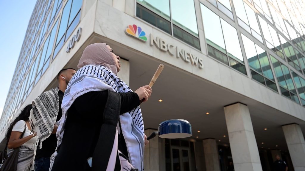 محتجون أمام مؤسسات إخبارية أميركية: أوقفوا تواطؤ الإعلام في إبادة غزة