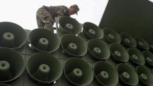 إيقاف البث الدعائي عبر مكبرات الصوت بين الكوريتين ومغردون: هل ستتصالحان؟