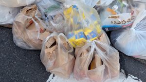 وجبات ماكدونالدز مكدسة على أرصفة وشوارع باليابان.. ما القصة؟