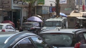 قوات الاحتلال تعتقل فلسطينيين في رام الله وتصيب آخرين بالرصاص