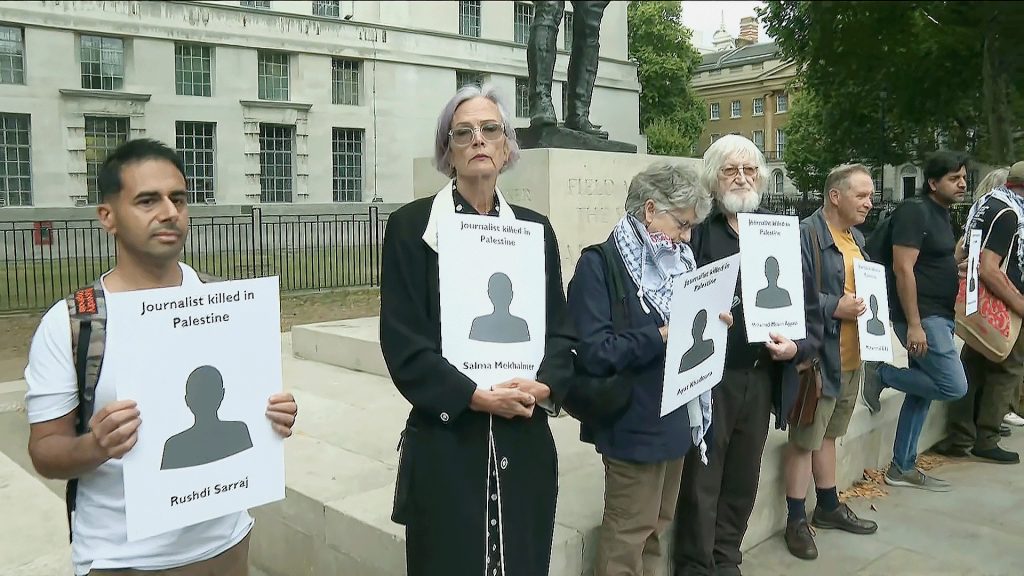 صحفيون بريطانيون يحتجون أمام مقر الحكومة على قتل صحفيي غزة