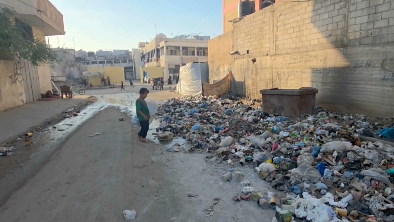 تكدس النفايات في مدينة غزة ينذر بكارثة بيئية وصحية