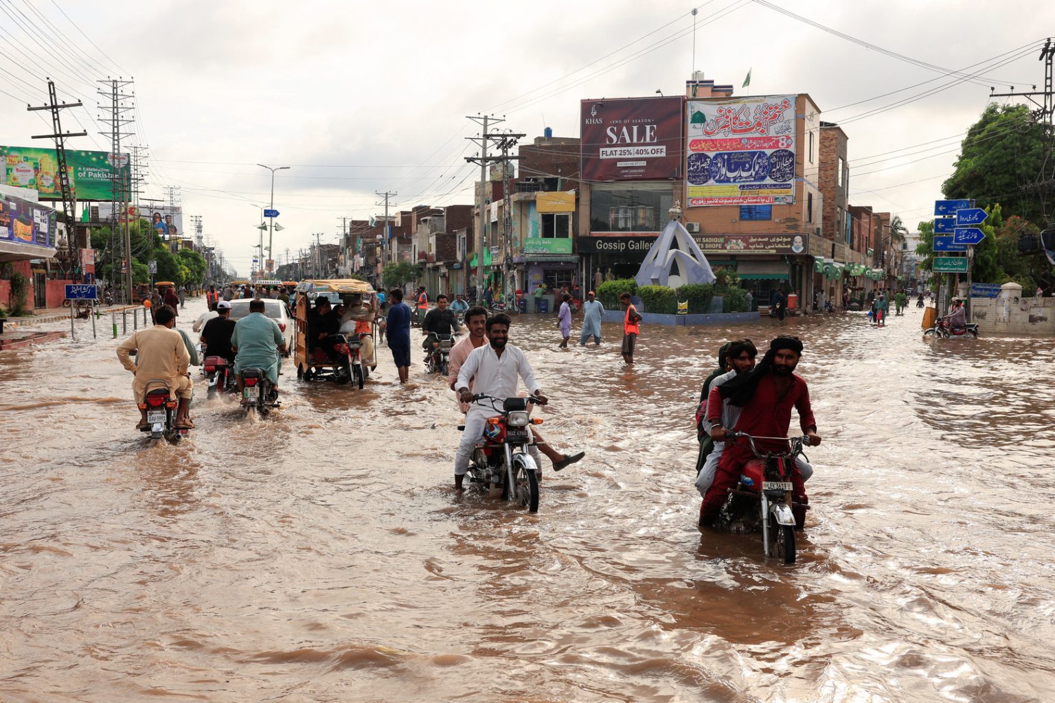 تضرر آلاف المنازل في لاهور الباكستانية جراء الأمطار الموسمية