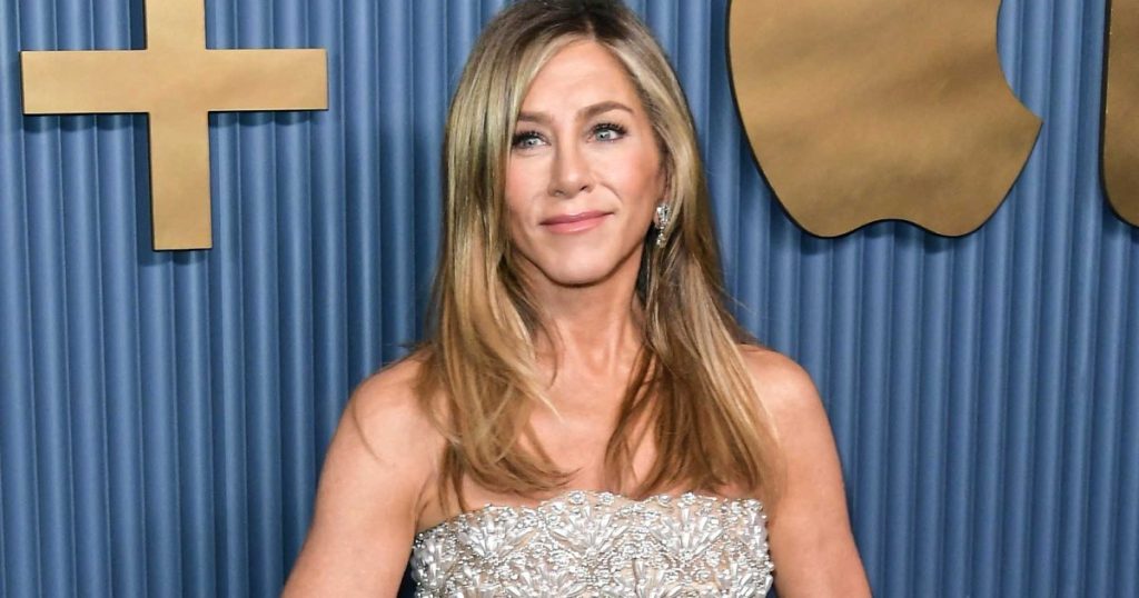 تقول جينيفر أنيستون إن علاج إصلاح الشعر هذا أنقذها من “الكثير من البلى”