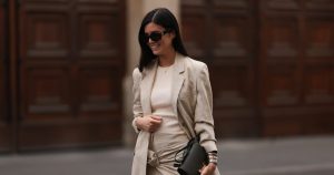 تفتقد خزانة ملابس نهاية الصيف الخاصة بك هذه السترة الـ 13 التي توفر مشاعر أمي غنية