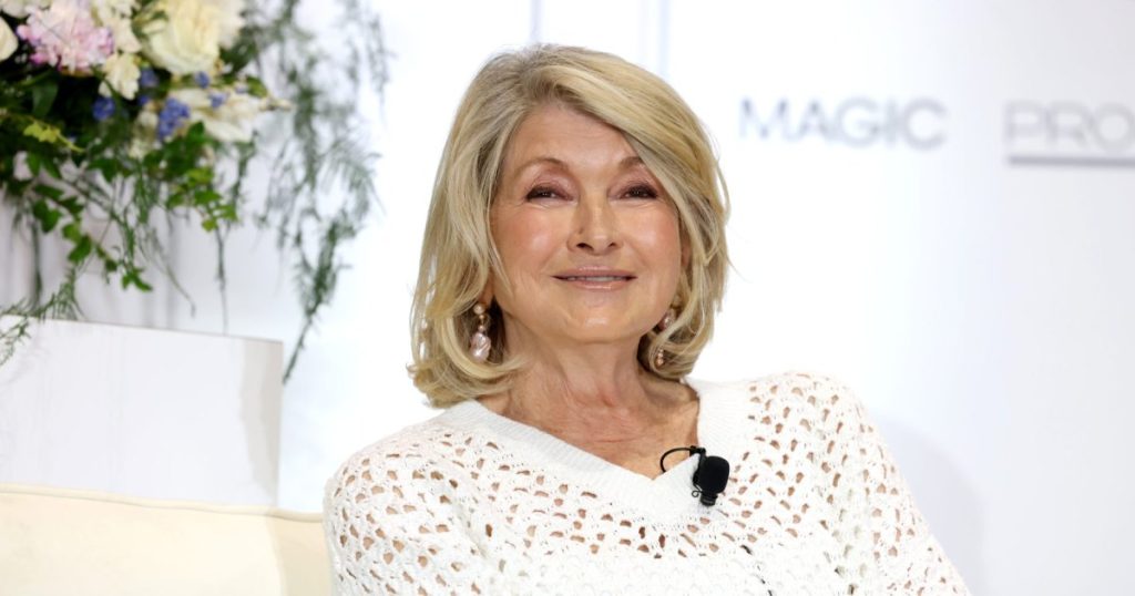 فستان Lacy طويل الأكمام ترتديه مارثا ستيوارت لتناول العشاء هو 1200 دولار ، لكن هذه الظفر الـ 17 المظهر