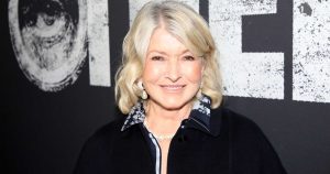 Hoodie Martha Stewart's متماسكة تصرخ “أمي الغنية الساحلية” – سرقة أسلوبها مقابل 43 دولار