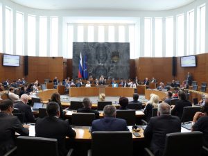 سلوفينيا أول دولة أوروبية تحظر تجارة الأسلحة مع إسرائيل