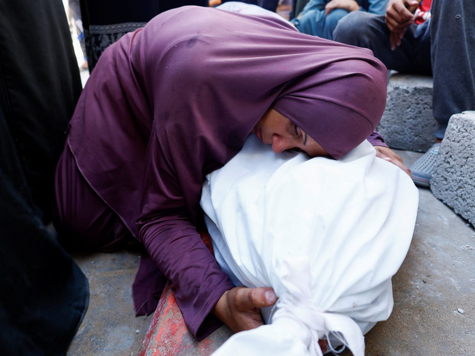 مدفعية الاحتلال تقصف شرق مدينة غزة واستشهاد طفل بسقوط صندوق مساعدات