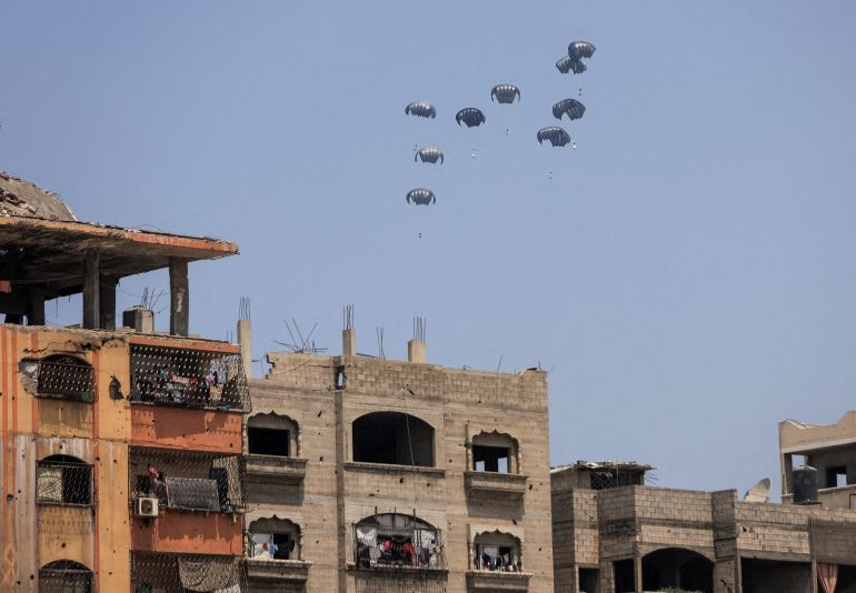 Parachutes carrying aid packages are airdropped over northern Gaza Strip, August 10, 2025. REUTERS/Dawoud Abu Alkas TPX IMAGES OF THE DAY