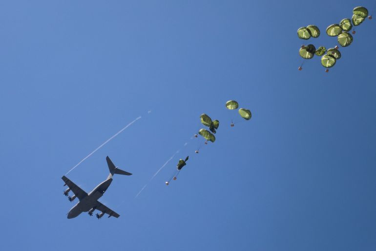 An aircraft drops aid packages over northern Gaza Strip, August 7, 2025. REUTERS/Ebrahim Hajjaj