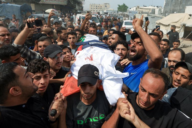 Mourners carry the body of Al Jazeera journalist Anas Al Sharif, during the funeral for him, Mohammed Qreiqeh, Ibrahim Zaher, Mohammed Noufal and another colleague, who were killed in an Israeli strike, in Gaza City August 11, 2025. REUTERS/Dawoud Abu Alkas