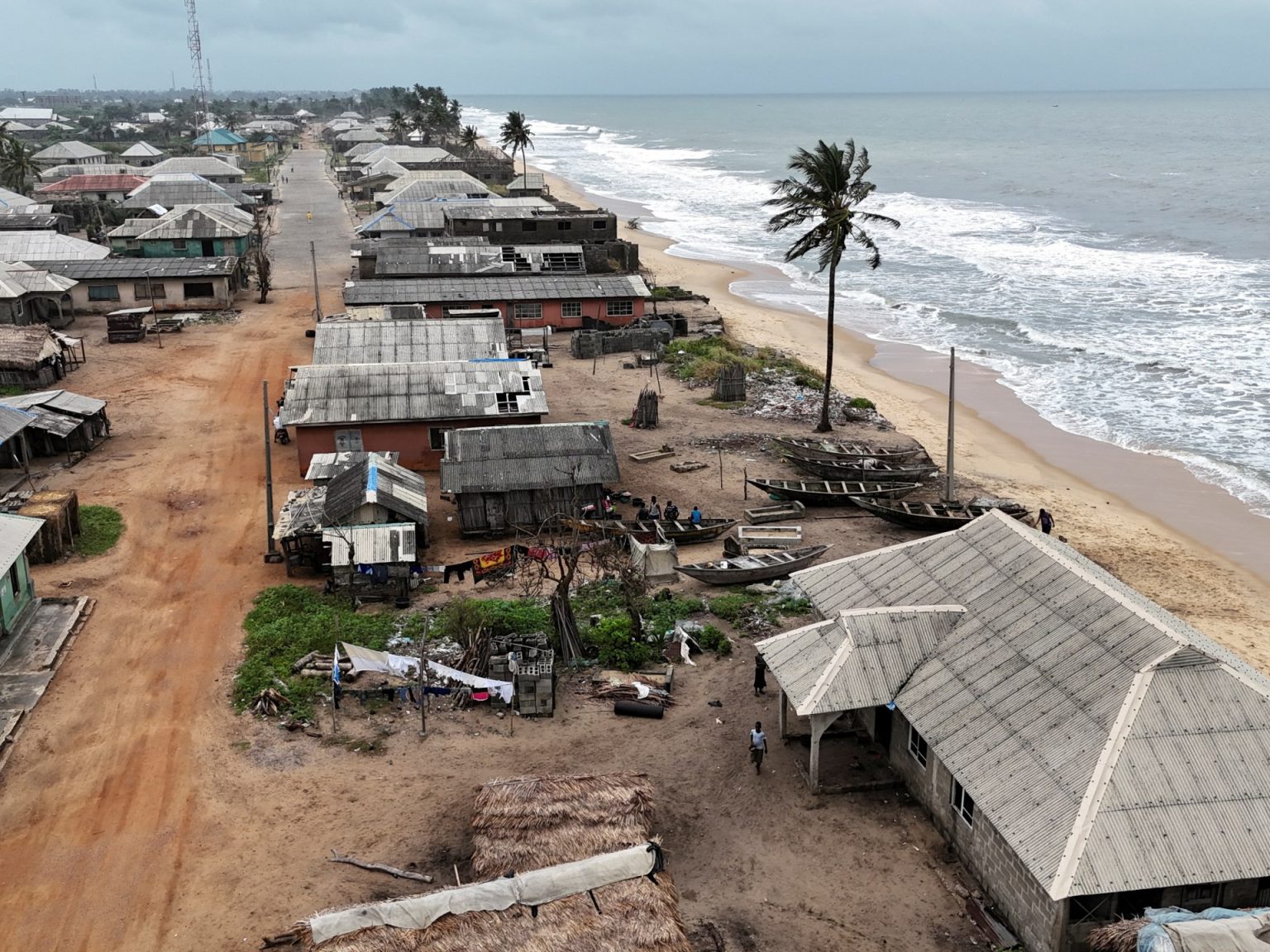 ارتفاع منسوب البحر يجرف المنازل والقبور بقرية أباكين النيجيرية