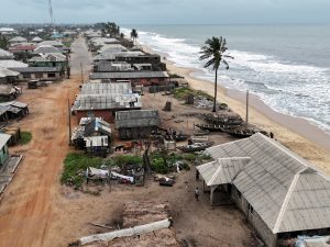 ارتفاع منسوب البحر يجرف المنازل والقبور بقرية أباكين النيجيرية