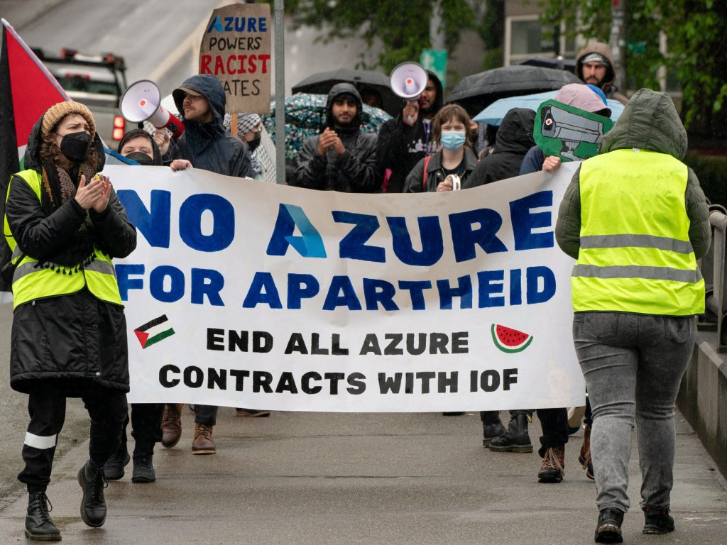 مايكروسوفت تفصل 4 موظفين احتجوا على تعاون الشركة مع إسرائيل