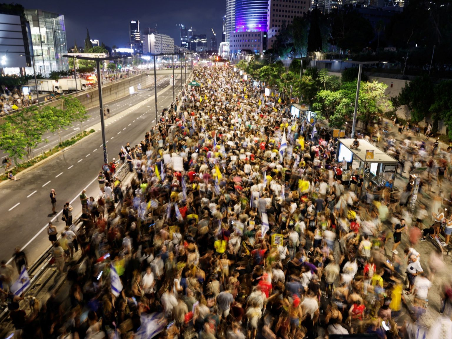 اشتباكات عنيفة بين الشرطة ومتظاهرين بتل أبيب ومسلحون من اليمين يهددون