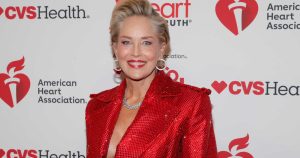 شارون ستون تقول إن شامبو فروة الرأس ، شامبو الفتاة الغني “نشأت” كل شعرها المفقود