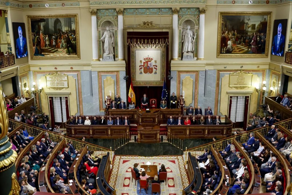 بعد فضائح شهادات مزورة.. موجة استقالات تُشعل فتيل أزمة سياسية في إسبانيا