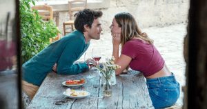 مثل “الخريطة التي تؤدي إليك” على الفيديو الرئيسي؟ ثم شاهد هذه الأفلام الخمسة على الطرق الرومانسية الآن