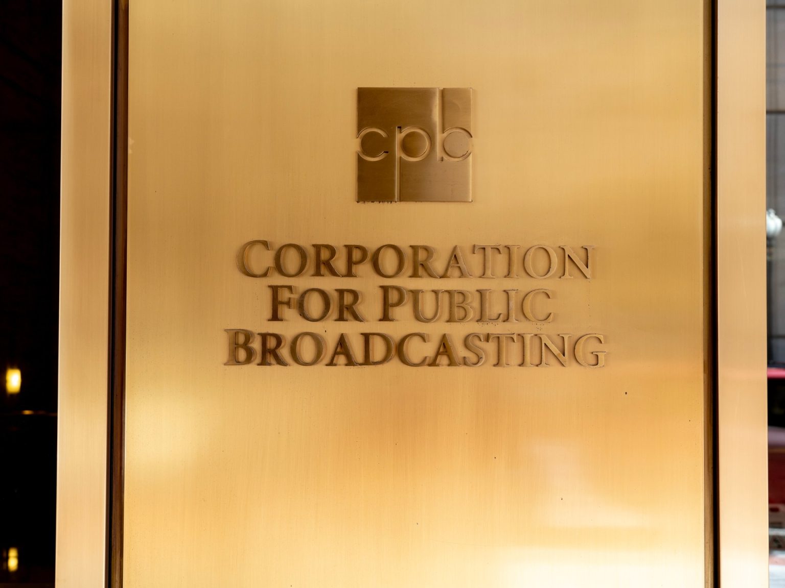 هيئة البث الأميركية تتوقف عن العمل بعد 60 عاما والسبب ترامب