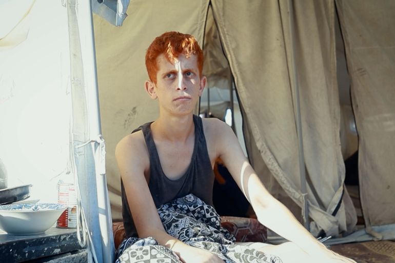 أيمن عاد من رحلة تأمين الخبز عاجزا وجائعا