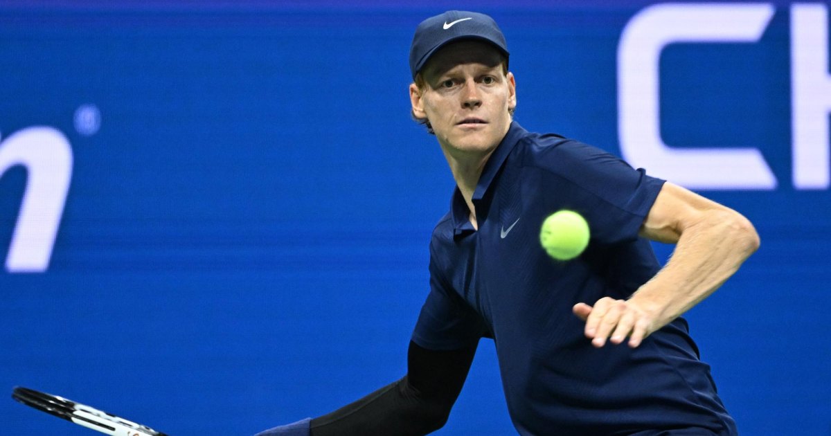 حاول المروحة سرقة شيء من حقيبة Jannik Sinners بينما لم يكن ينظر إلينا مفتوحًا