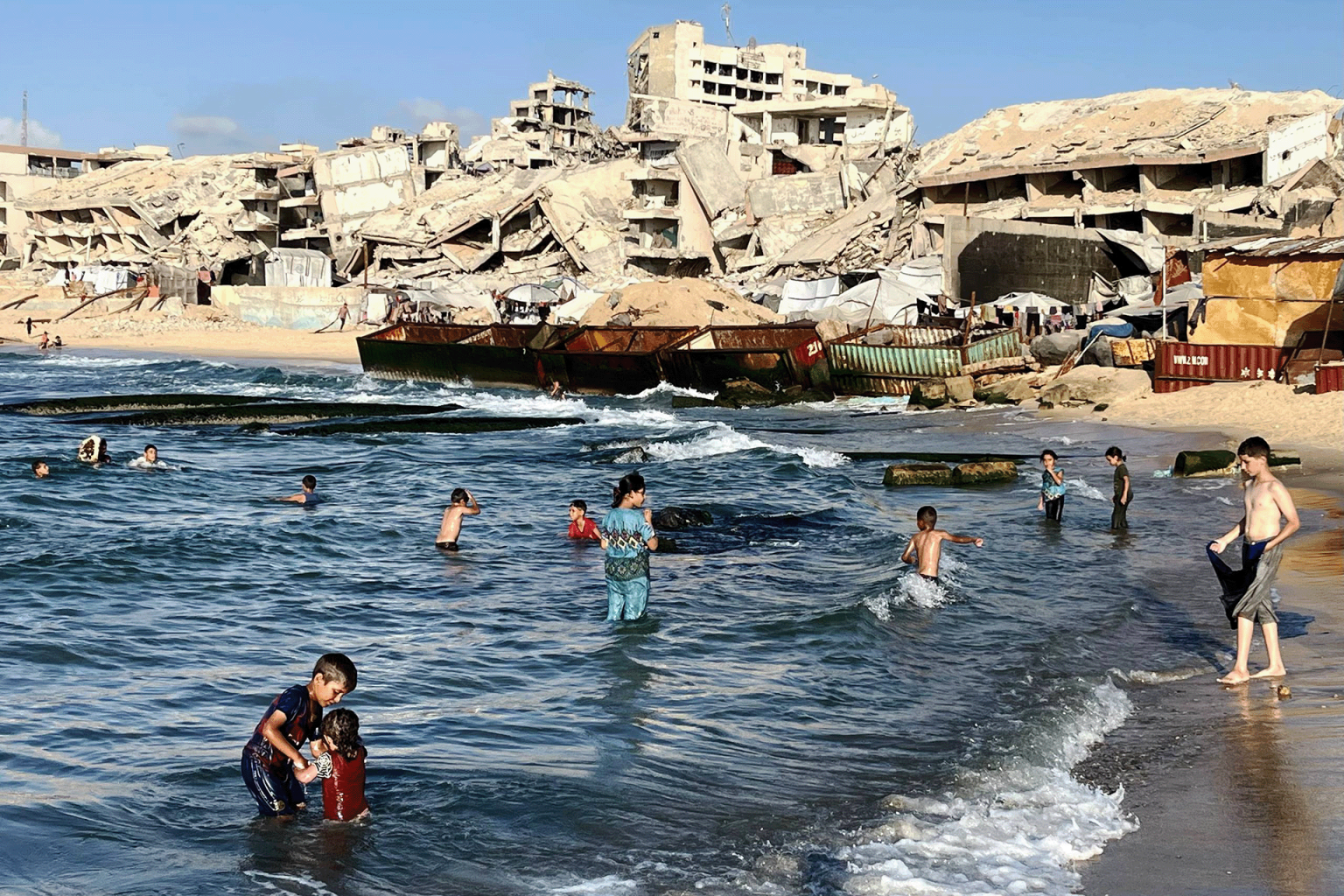 الحرب على غزة.. شهداء بقصف للاحتلال وحريق بأسطول الصمود